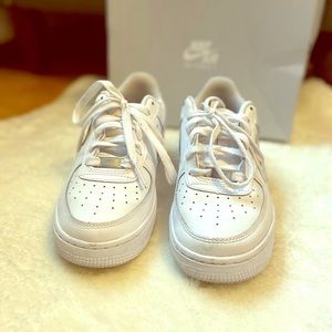 White Nike Air Max Size 5Y